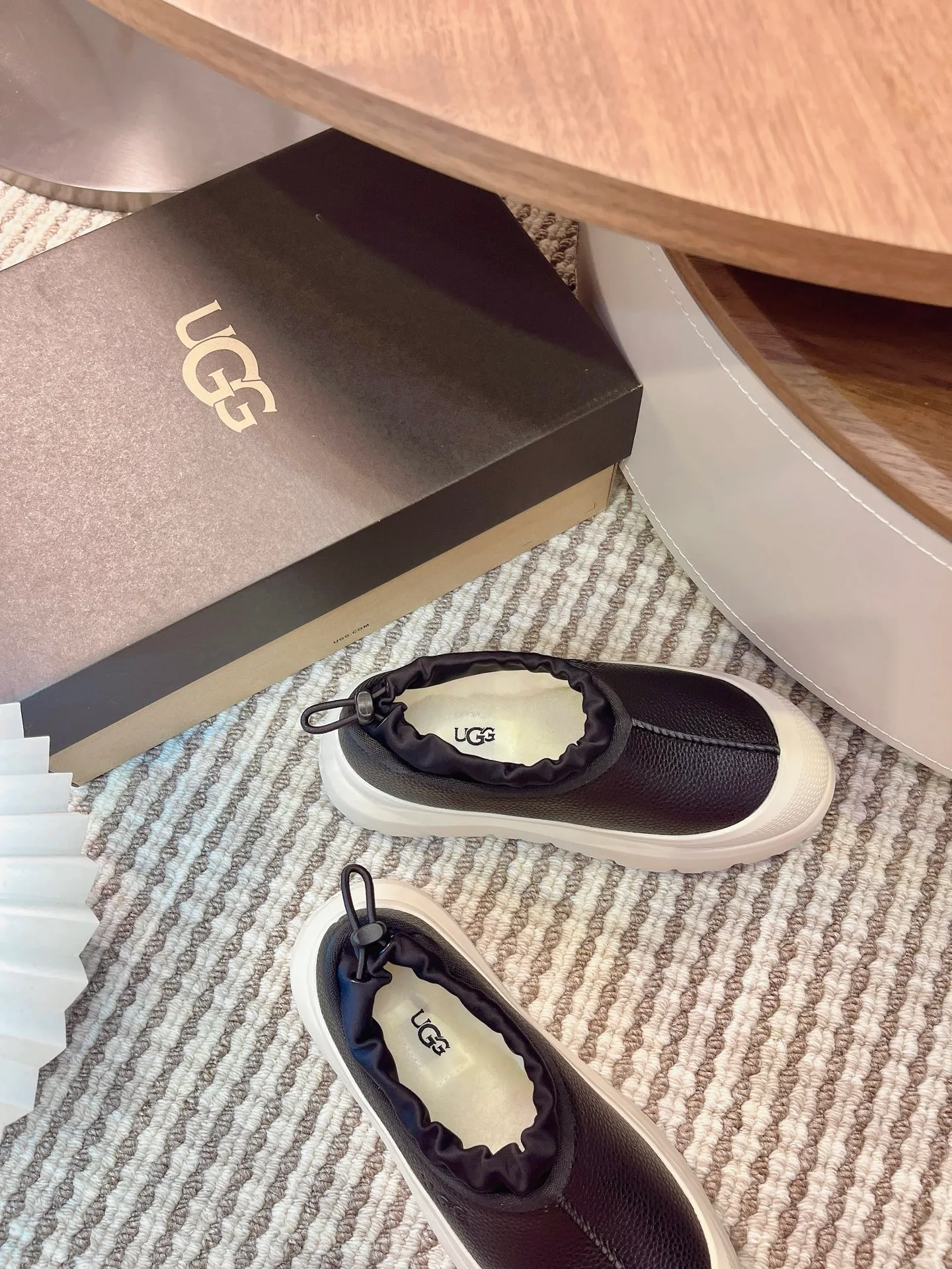 [UGG] P: 520💰 Couple shoes Size: 35-44 [Wang Yibo's same style] UGG2025 new winter style Tasman fashion shoes for men and women 1144096 Ugg new fur shoes for autumn and winter, snow boots, same style for men and women ~ Handsome slip-on, lazy shoes, super easy to put on and take off ~ Suede cowhide fabric ~The soles are molded from original soles, not cheap rubber foam, but made of modern material. The characteristics of this material are that it is light, wear-resistant and non-slip. The outsole has a clear logo imprint, which is comparable to that of a store~